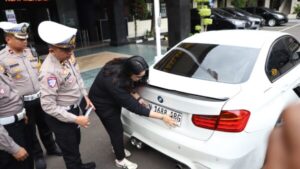 Satlantas Polresta Malang Kota Tindak Pengemudi Bmw Yang Gunakan Pelat