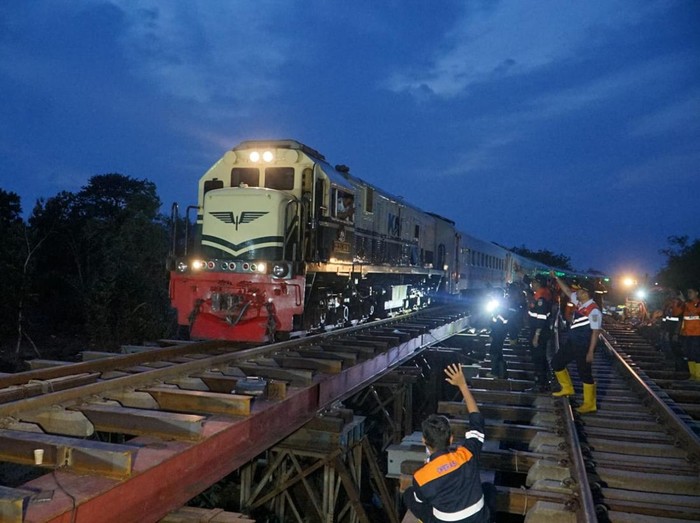 Setelah Diterjang Banjir, Rel Di Grobogan Bisa Dilalui Berkat Jembatan