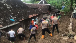 Tni Polri Bersinergi Tangani Dampak Banjir Dan Longsor Di Desa Plesan