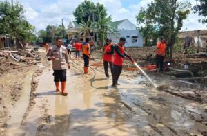 Tanggul Jebol, Bpbd Grobogan Kerahkan Tim Bersihkan Lumpur Di Jalan