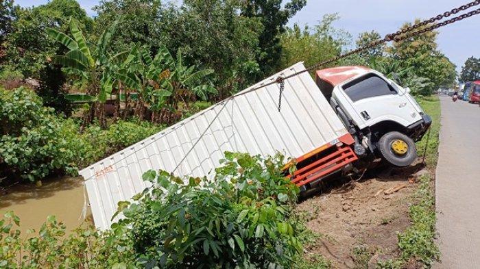 Truk Kontainer Terperosok Ke Sungai Di Grobogan, Proses Evakuasi Terkendala