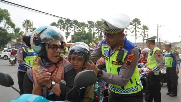 Unik! Polisi Di Temanggung Bagi Boneka Dan Cokelat Untuk Sosialisasi