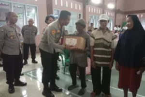 Aksi peduli polresta banyumas dan jurnalis, beri bantuan sembako untuk