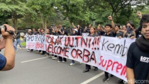 Aliansi bem semarang demo di dprd jateng, tuntut pencabutan uu