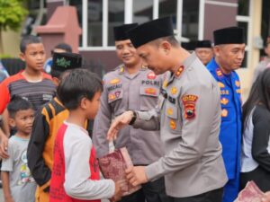 Bagikan takjil dan bukber polri dan media : pererat silaturahmi