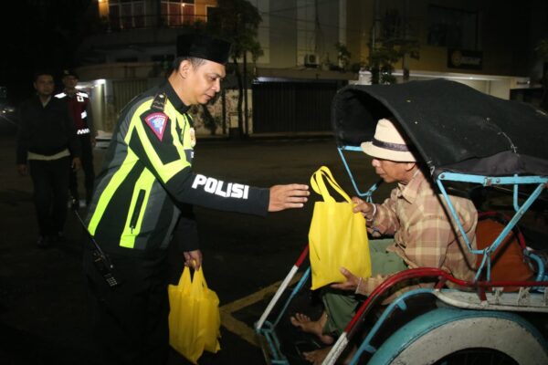 Baksos sahur on the road, polresta malang kota hadir untuk