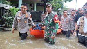 Banjir bekasi dan depok, polri salurkan bantuan dan evakuasi warga