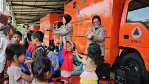 Bantu pulihkan trauma, polwan polda metro hibur anak anak terdampak banjir