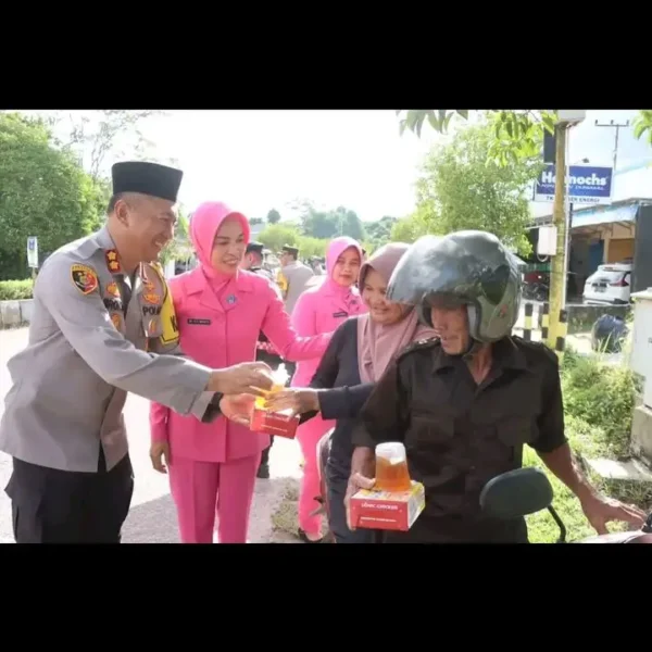 Berbagi di bulan suci, kapolres lamandau bagikan ratusan takjil kepada