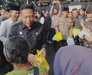 Bersama mahasiswa dan forkopimda, wali kota malang salurkan 2.000 paket