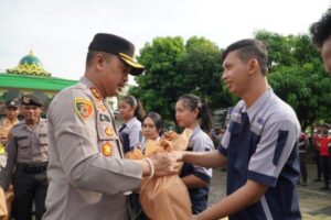 Bintara remaja dan phl terima bingkisan dari kapolres jembrana