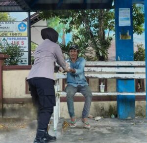 Biro sdm polda kalteng berbagi takjil gratis untuk masyarakat di