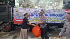 Brimob polda metro siapkan makanan gratis bagi korban banjir bekasi