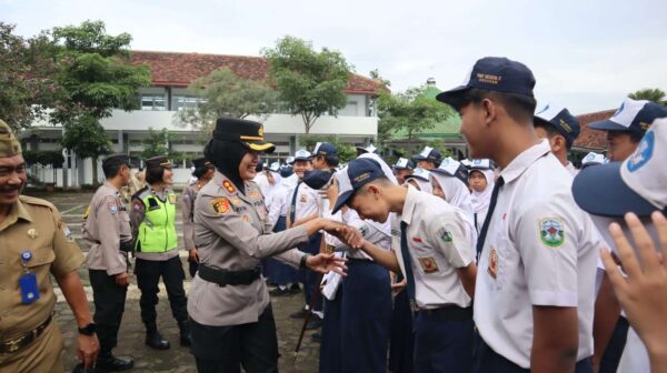 Cegah penyimpangan remaja, police goes to school hadir di semarang