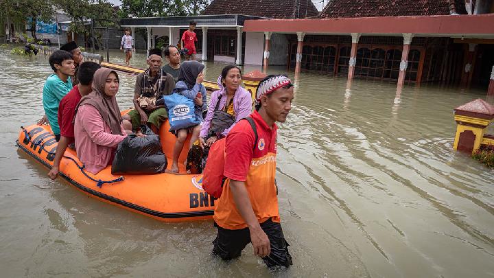 Gubernur ahmad luthfi upayakan bantuan pusat untuk perbaikan tanggul jebol