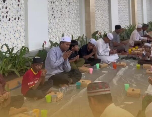 Indahnya Berbagi! Masjid Natabel Jannah Palangka Raya Adakan Buka Puasa