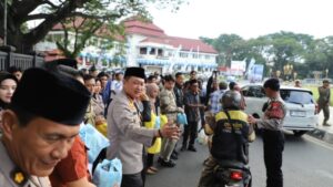 Jaga kondusifitas, polres malang kota gelar bakti sosial bersama warga