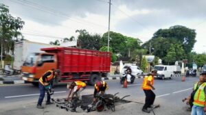 Jalan jogja solo di kraguman klaten diperbaiki, pengguna jalan diimbau waspada