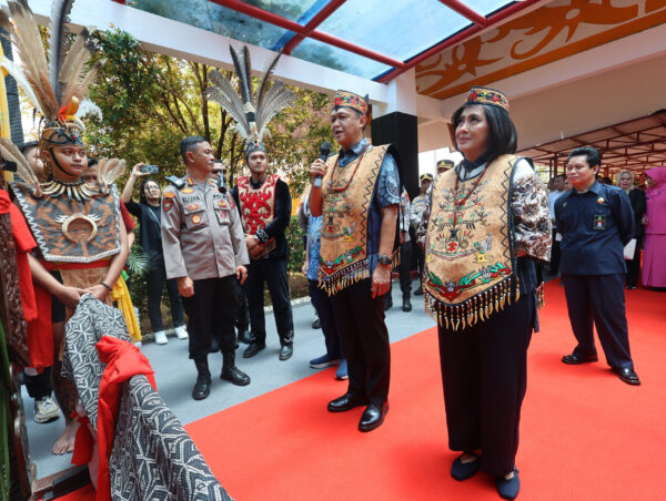 Kapolda kalteng baru disambut prosesi adat potong pantan di bumi