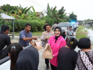 Kapolres grobogan terobos banjir, bagikan takjil dan nasi kotak ke