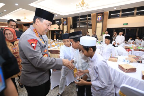 Kapolri berbagi takjil dan buka puasa bersama untuk pererat sinergi