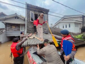 Kapolsek pesanggrahan evakuasi warga terjebak banjir di lantai dua