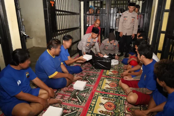 Kebersamaan di bulan ramadan, kapolres sukoharjo berbuka dengan tahanan