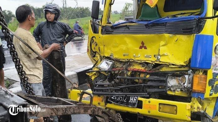 Laka lantas di exit tol polanharjo klaten, bus mira tabrak