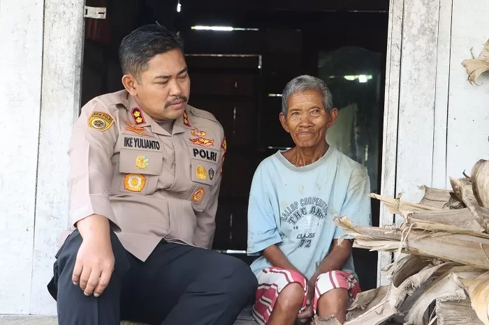 Mbah juminah kehilangan rp 8 juta, kapolres grobogan beri bantuan