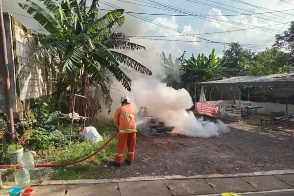 Mobil terbakar di ngesrep barat semarang, warga sempat dengar ledakan