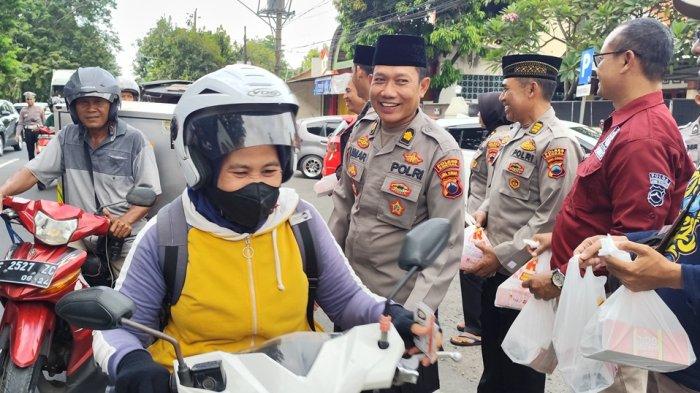 Momen kocak! emak emak di kendal salah paham, keluarkan sim saat