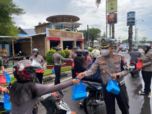 Peduli sesama, ditlantas polda kalteng bagikan takjil gratis di bulan