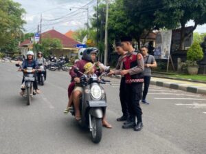 Peduli sesama, polres jembrana bersama imm bagikan takjil untuk masyarakat