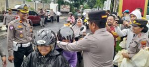 Peduli sesama, polresta banyumas dan pwi salurkan sembako dan takjil