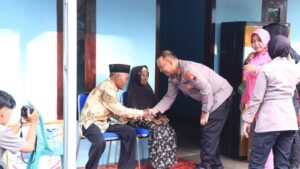 Peduli warga, polres pekalongan renovasi rumah mbah tabir dan mbah