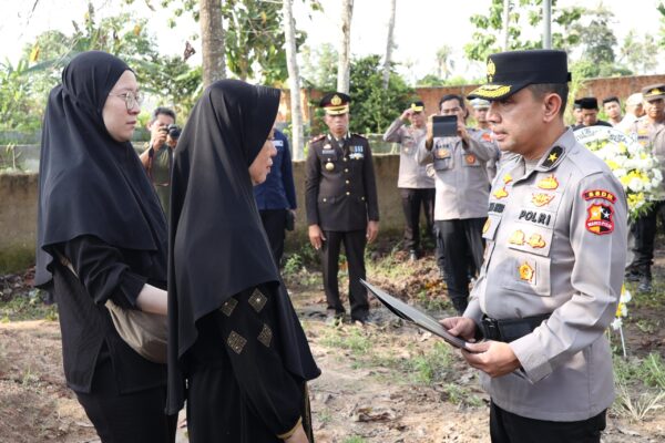 Penghormatan untuk polisi gugur, jenderal serahkan surat kplb