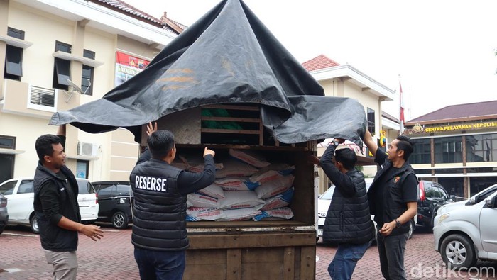 Polisi bongkar peredaran pupuk subsidi ilegal di batur banjarnegara, satu