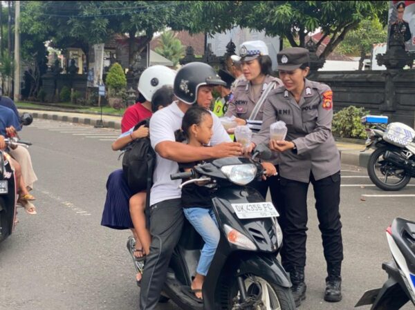 Polres jembrana dan imm berbagi takjil gratis, pererat kebersamaan di