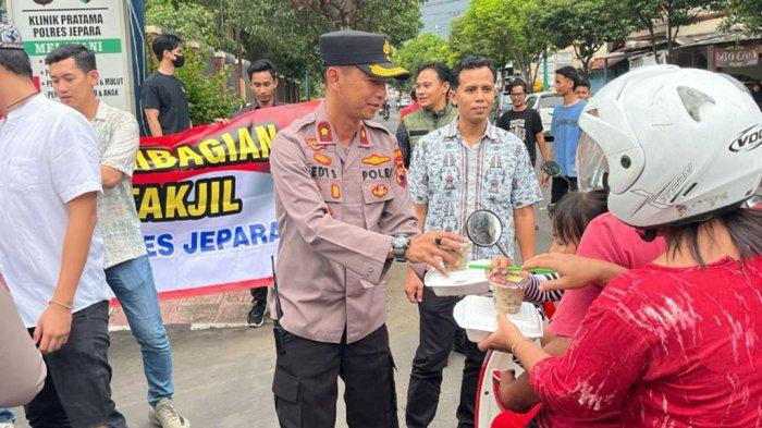 Polres jepara beri takjil gratis sambil atur lalu lintas di