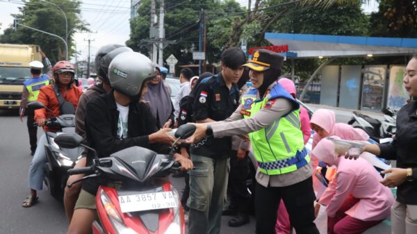 Polres magelang kota bagikan 200 takjil dan kenalkan layanan polri