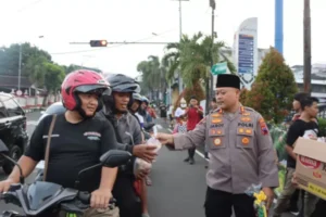 Polres wonogiri bagikan takjil dengan cara unik, pakai kostum anoman