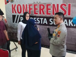 Polresta surakarta ungkap kasus penggelapan 60 unit hp, wanita jadi