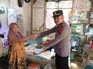 Polsek ajibarang bantu penderes yang terjatuh dari pohon kelapa