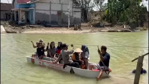 Ratusan warga grobogan terjebak banjir akibat tanggul jebol