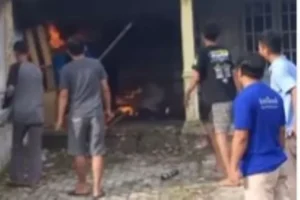 Rumah warga di ngaliyan semarang terbakar, anak anak bermain petasan?