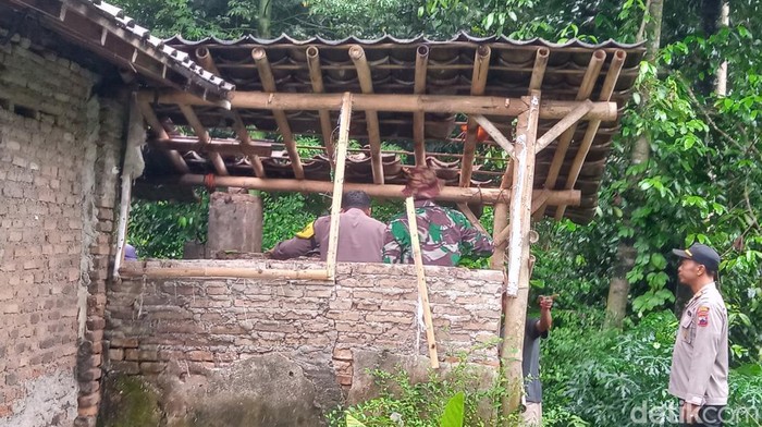 Rumah di klaten tersambar petir, satu korban luka dan kerusakan