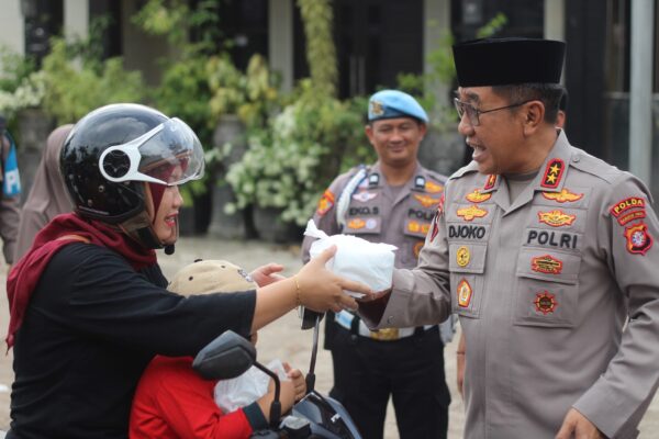 Safari ramadan di polres kapuas, kapolda kalteng bagikan takjil untuk