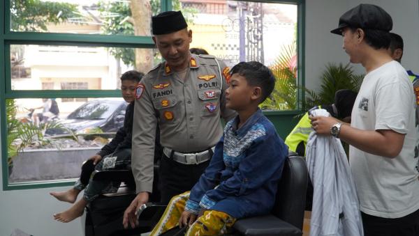 Salut! polres temanggung sediakan cukur gratis untuk anak yatim piatu