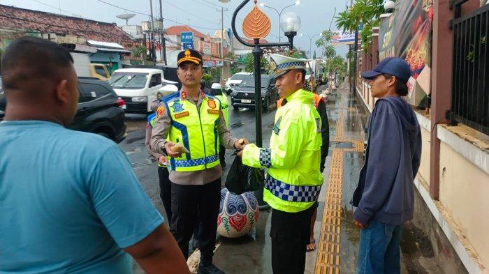 Satlantas polres batang berbagi takjil untuk pengendara, bukan operasi tilang!