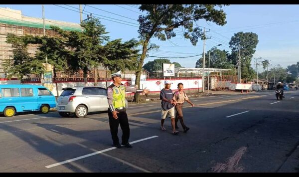 Satlantas polres semarang aktif seberangkan siswa demi keselamatan